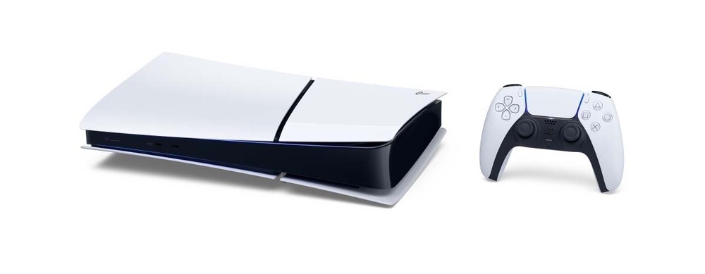 Záběr na herní konzoli PlayStation 5 Digital a ovladač DualSense v bílé barvě na světlém pozadí.