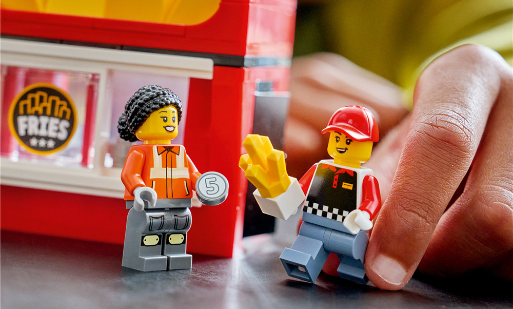 Stavebnice LEGO® City 60488 Pojízdné občerstvení s hranolky Otevírací interiér s výdejním okénkem, hranolky a kečupem přidává hraní na role řadu realistických detailů.