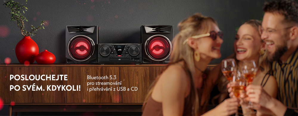 Lifestylový banner pro audiosystém JVC MX-E325B-DAB s podsvícenými reproduktory v červené barvě. Na obrázku je skupina přátel oslavujících v pozadí. Text: Poslouchejte po svém. Kdykoli! – Bluetooth 5.3 pro streamování i přehrávání z USB a CD