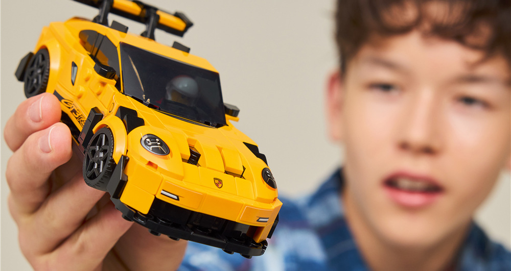 Stavebnice LEGO® Speed Champions 77239 Superauto Porsche 911 GT3 RS 348 kostek nabízí zábavné stavění s digitální podporou aplikace LEGO Builder a přehledným 3D náhledem.