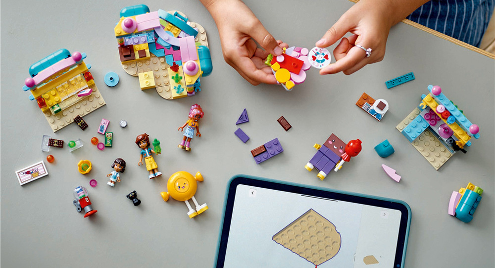 Při stavění 376 dílků mohou děti využít aplikaci LEGO Builder s 3D návodem a po dokončení cukrárnu vystavit nebo zapojit do dalšího hraní.