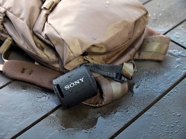 Přenosný reproduktor Sony SRS-XB13 šedý/hnědý Přenosný reproduktor Sony SRS-XB13 praktický řemínek