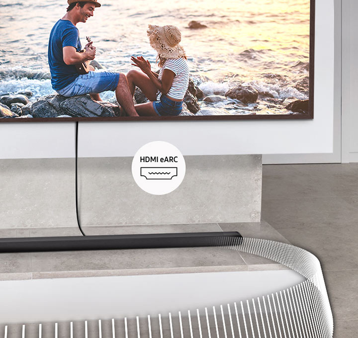 Soundbar Samsung HW-S800D leží pod televizím s níž je spojený kabelem, před obrázek je ikona s nápisem HDMI eARC, ze soundbaru vycházejí bílé čáry znázorňující zvuk