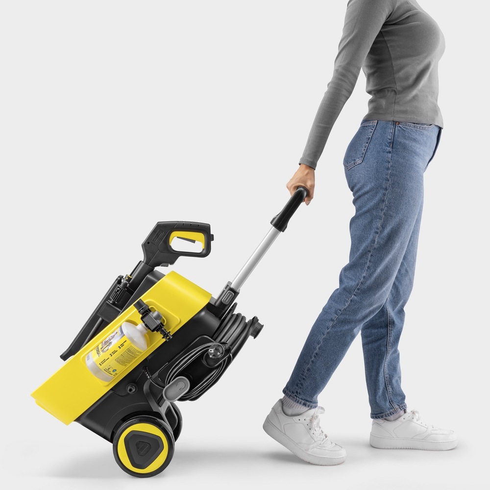 Vysokotlaký čistič Kärcher K 7 Comfort Premium Connect s teleskopickou rukojetí, navijákem hadice a kolečky při přepravě