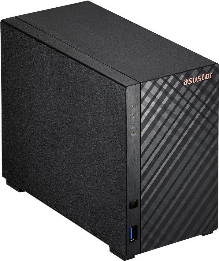 Na obrázku je síťové úložiště Asustor Drivestor 2 Gen2 AS1202T v černém provedení z předního šikmého pohledu. Zařízení má hranaté tělo s matnými bočními panely a lesklým čelním panelem s diagonálním pruhovaným vzorem. Vpravo nahoře je logo asustor.  Na levé úzké části předního panelu jsou zelené stavové LED kontrolky pro napájení, síť a disky. Ve spodní části je přední USB-A port s modrým vnitřkem a nad ním malé hranaté tlačítko. Skříň stojí na nízkých nožkách a působí kompaktně, vhodně pro domácí nebo kancelářské ukládání dat.