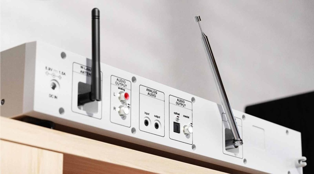 Internetový radiopřijímač s DAB+ Majority Fitzwilliam 2 stříbrný Zadní panel rádia Majority Fitzwilliam s konektory pro anténu a audio výstupy.