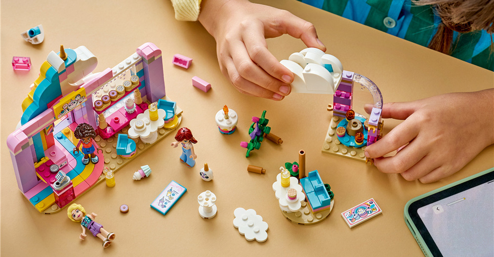 Stavebnice LEGO® Friends 42684 Snová kavárna s jednorožcem Paisley, Aliya a Izy spolu s plyšovým jednorožcem inspirují k novým příběhům z kavárny v Heartlake City.