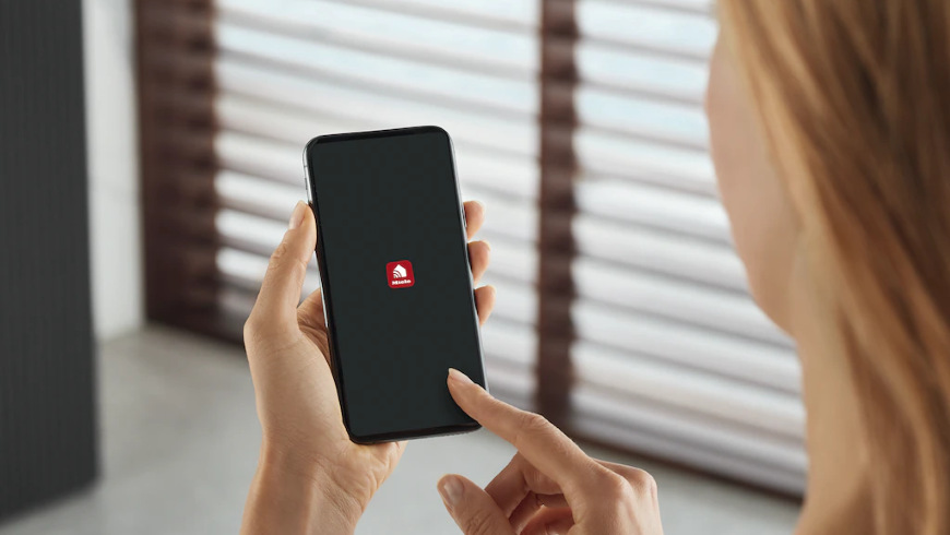 Žena používá aplikaci Miele@home na svém telefonu