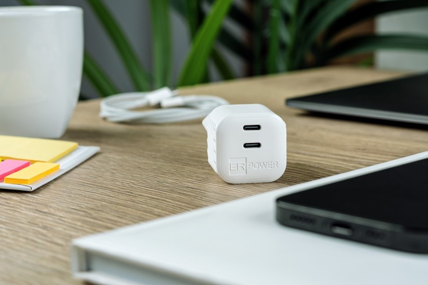Nabíječka do sítě ERPOWER Dual mini GaN 45W 2xUSB-C bílá Nabíječka do sítě ER Power Dual mini GaN ležící na pracovním stole