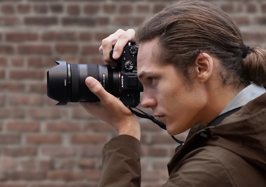 Muž fotografující pomocí fotoaparátu Sony Alpha 7 III