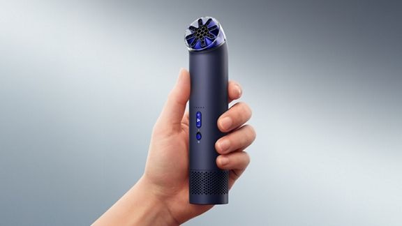 Ventilátor Dyson HushJet™ Mini Cool inkoustově modrý Ruka, která drží Ventilátor HushJetTM Mini Cool v inkoustově modrém provedení.