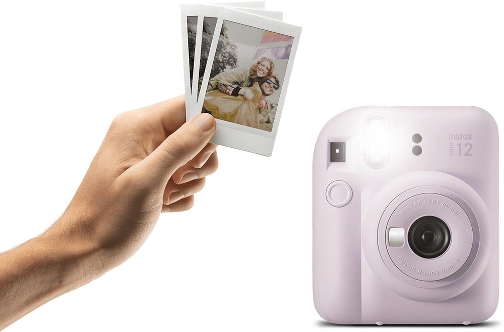 Ruka se 3 vytištěnými fotkami a fotoaparát Instax mini 12 s automatickým nastavením expozice