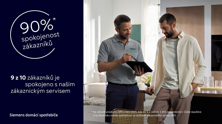 Myčka nádobí Siemens iQ300 SN63EX22CE autoOpen dry Reklamní banner Siemens domácí spotřebiče uvádí, že 9 z 10 zákazníků je spokojeno s jejich zákaznickým servisem na základě průzkumu NPS z roku 2025. Na doprovodném obrázku konzultuje servisní technik v šedém tričku informace na tabletu s klientem v moderní kuchyni