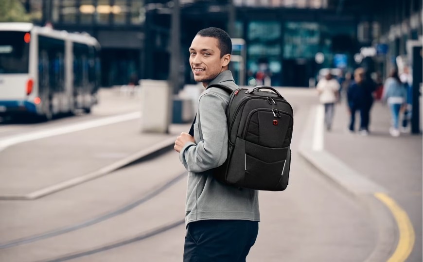 Muž má na zádech notebook Wenger Altair 15.6" 