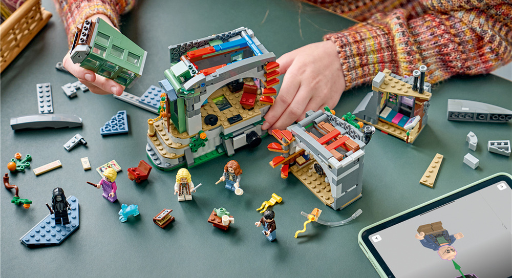 Stavebnice LEGO® Harry Potter™ 76467 Dům Lenky Láskorádové Pět minifigurek s vlastními hůlkami a sběratelský patron v podobě zajíce rozšiřují možnosti hraní.