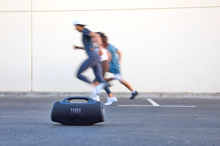 Přenosný reproduktor JBL Boombox 4 černý Přenosný reproduktor JBL Boombox 4 při běžeckém tréninku