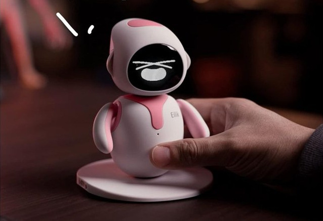 Smějící se robot Eilik reaguje na lechtání na břiše