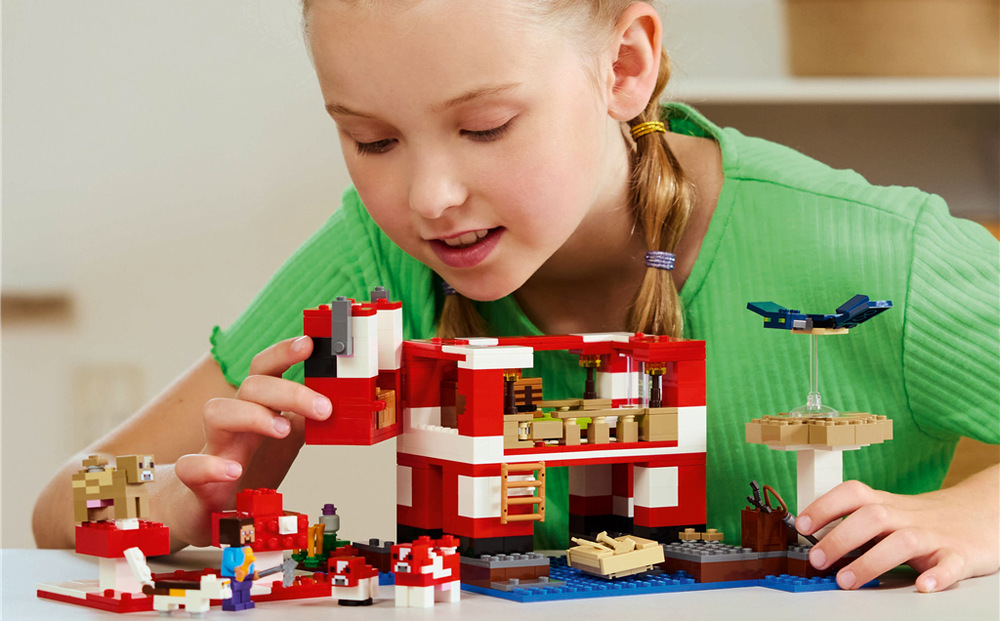 Stavebnice LEGO® Minecraft® 21270 Krávomůrčí domek Figurky LEGO Steve, krávomůrek, kočky a přízraku umožní dětem přehrávat známé situace ze světa Minecraftu