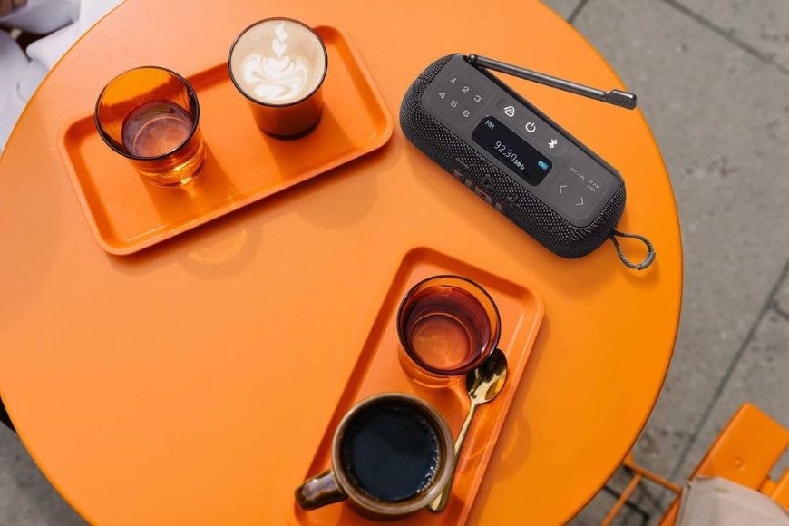 Přenosný reproduktor JBL TUNER 3 na stole