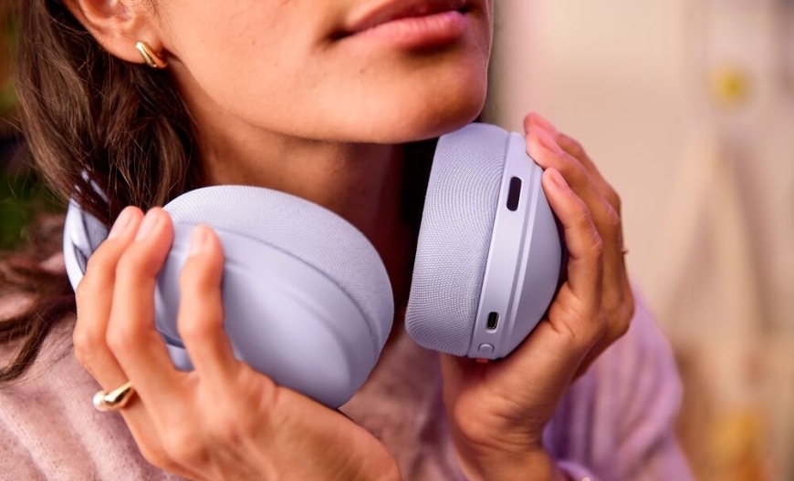 Detail rukou, které st užívají pohodlí měkkých náušníků herního headsetu Logitech G325 LIGHTSPEED Wireless