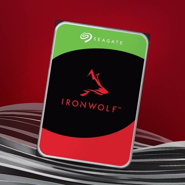 Pevný disk 3,5" Seagate IronWolf 6TB šedá barva Pevný disk Seagate IronWolf na červeném pozadí s logem červeného vlka a tučným textem. Obrázek vyjadřuje pocit síly a spolehlivosti.