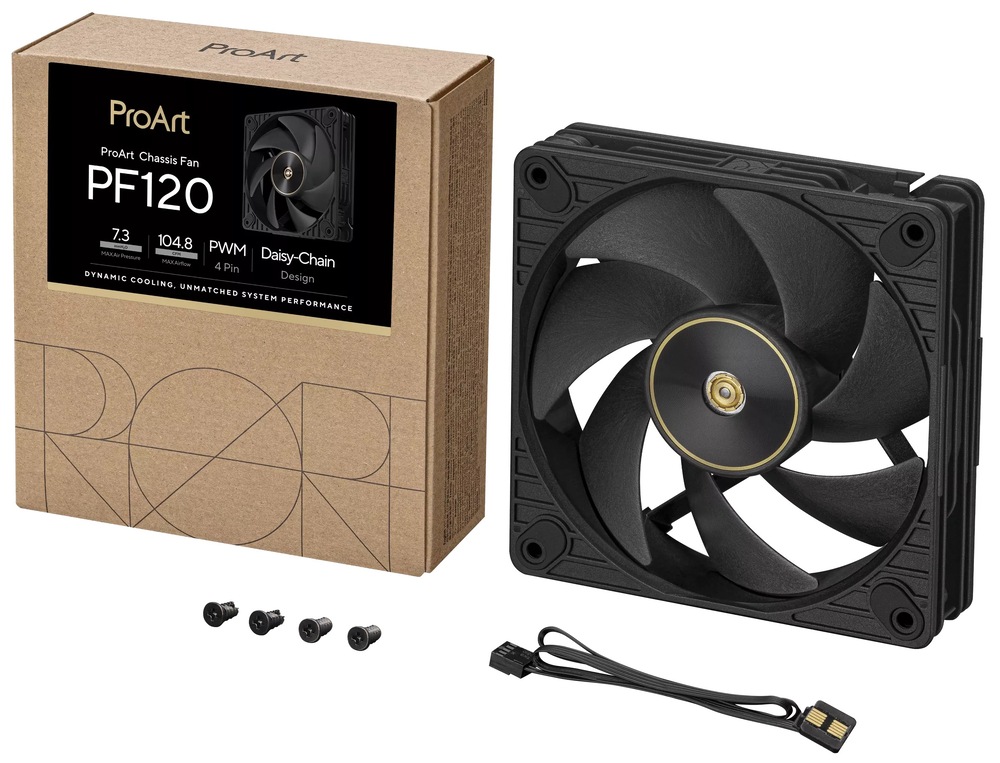 Ventilátor Asus ProArt PF120 Black, 120 mm černý Na obrázku je ventilátor Asus ProArt PF120 Black (120 mm) spolu s balením a příslušenstvím. Vlevo je hnědá kartonová krabice s nápisem ProArt PF120 a obrázkem ventilátoru. Vpravo je samotný černý čtvercový ventilátor s širokými černými lopatkami a zlatavým kroužkem uprostřed. Dole jsou položeny čtyři šroubky pro montáž a také krátký černý propojovací kabel/konektor, který slouží k jednoduchému propojení ventilátorů.