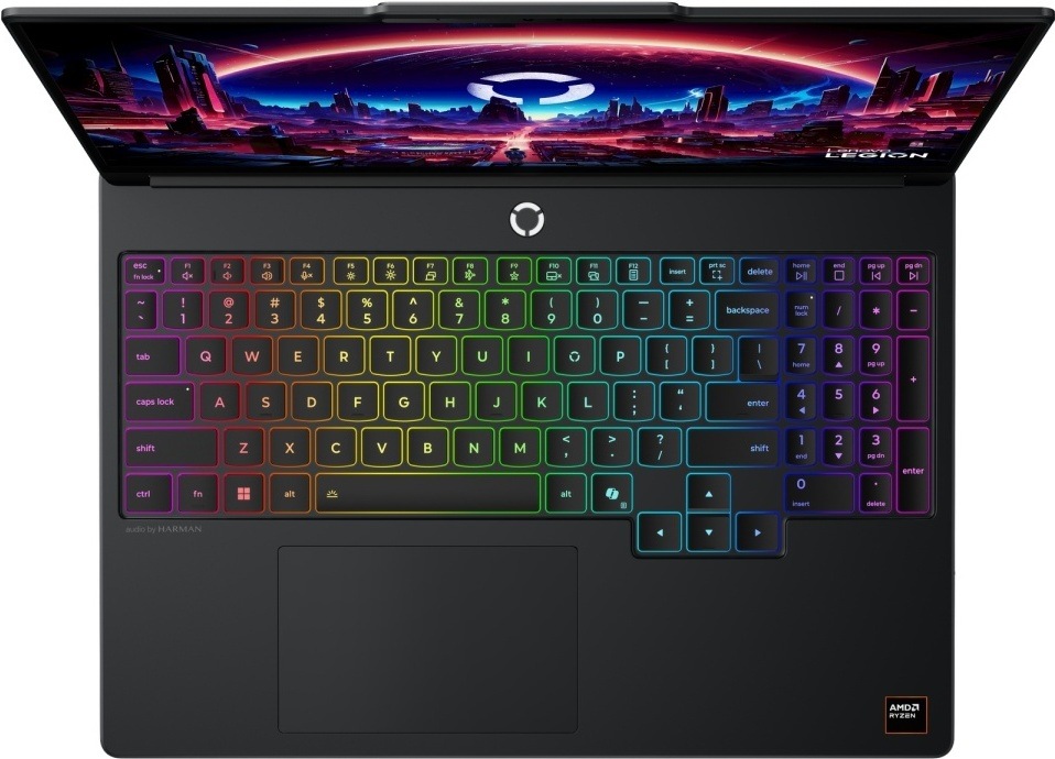 Pohled shora na notebook Lenovo Legion 5 s podsvícenou klávesnicí a numerickým blokem