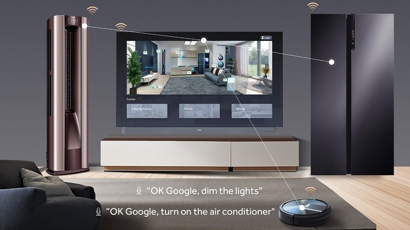 Televize Haier H43S80FUX Televize Haier H43S80FUX visí na stěně v obývacím pokoji, na obrazovce je schéma chytré domácnosti a ovládání