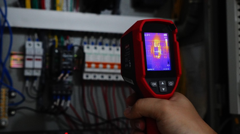 Termokamera UNI-T UTi716S vytváří teplotní alarmy pro pohotové odhalení problémů