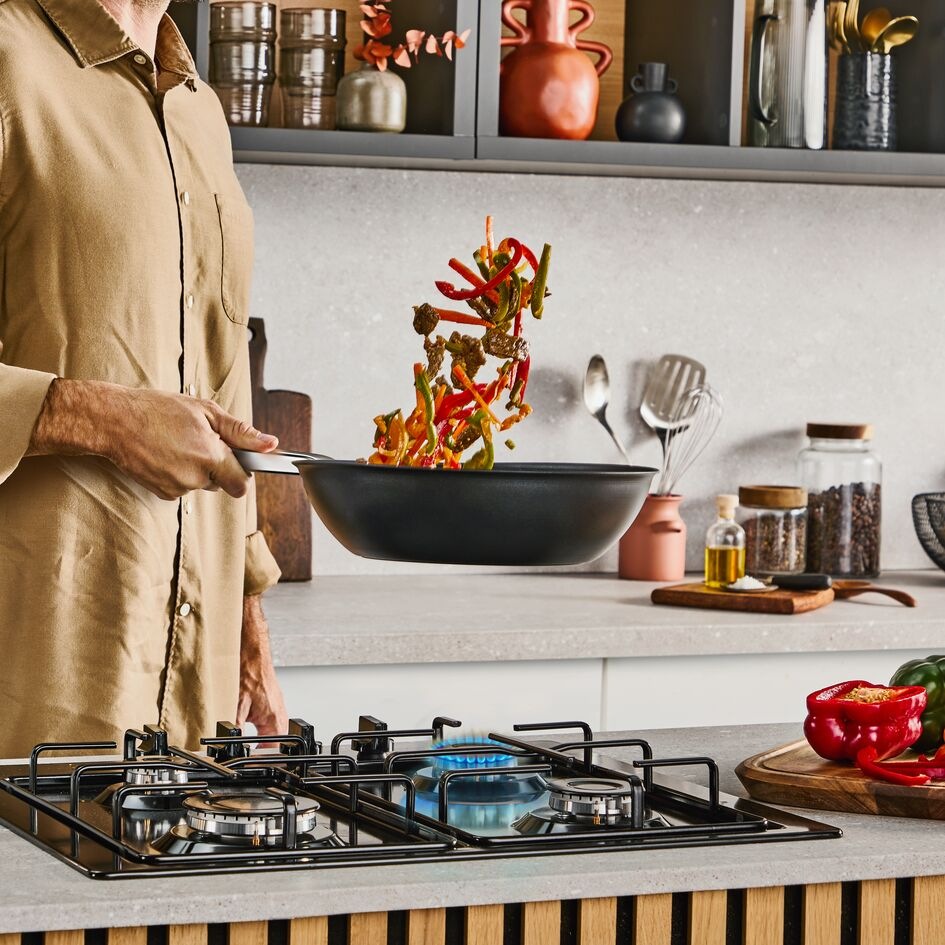 Pánev WOK Tefal Experience G3341943, 28 cm černá Muž opéká zeleninu na WOK pánvi Tefal Experience