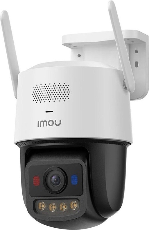 IP kamera Imou Titan Pro v bílém provedení je určená pro venkovní dohled. Má dvě antény, držák pro montáž na zeď, otočnou černou spodní část s objektivem, přisvětlovacími LED diodami a barevnými světly. V horní části je vidět logo Imou, stavová kontrolka a mřížka reproduktoru.