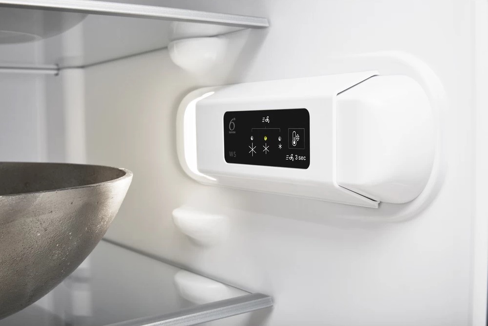 Chladnička s mrazničkou Whirlpool W5 822E W bílá Chladnička kombinovaná Whirlpool W5 822E OX, volně stojící, elektronické ovládání