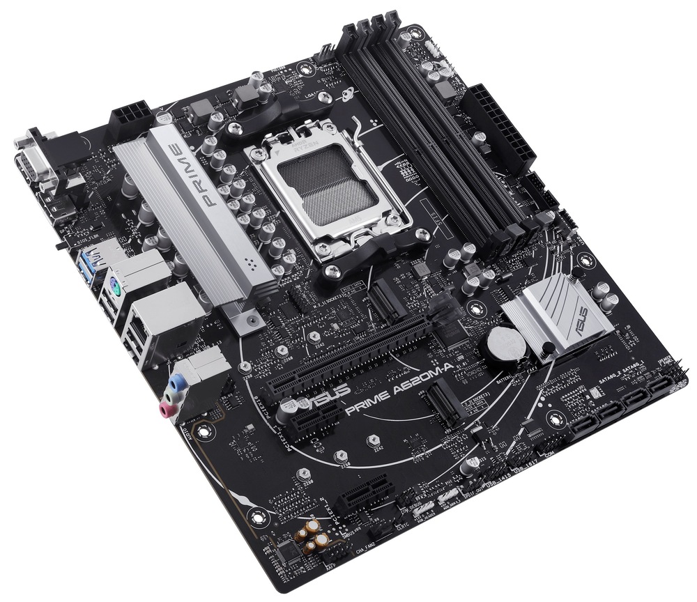 Pohled shora na desku. Vidíme sloty pro komponenty, ve středu desky je slot pro CPU, dále vidíme chladič a další komponenty desky. Také nz boku jsou zachyceny porty pro připojení externích zařízení.