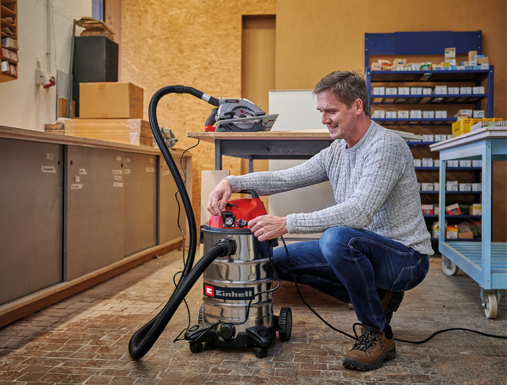 Průmyslový vysavač Einhell Classic TC-VC 3055 SA nerez Průmyslový vysavač Einhell TC-VC 3055 SA pohled na reálné použití v dílně
