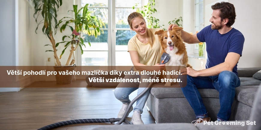 Pejsek sedí na gauči i se svými páníčky a ti ho pomocí sady Thomas češou.
