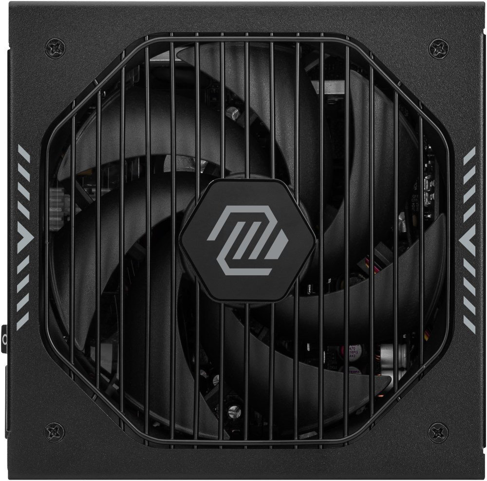 Zdroj MSI MSI MAG A850GLS 850W PCIE5 černý Na obrázku je horní pohled na černý počítačový napájecí zdroj MSI. Přes velký ventilátor vede ochranná kovová mřížka a uprostřed je šestiúhelníkové logo MSI. V rozích jsou čtyři šrouby a po stranách bílé ozdobné pruhy.