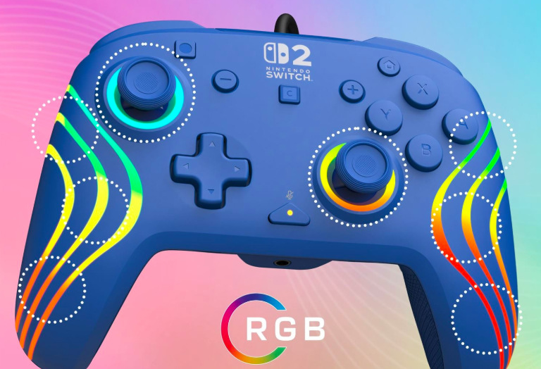 Osm RGB zón modrého gamepadu rozmístěných kolem analogových páček a po stranách rukojetí