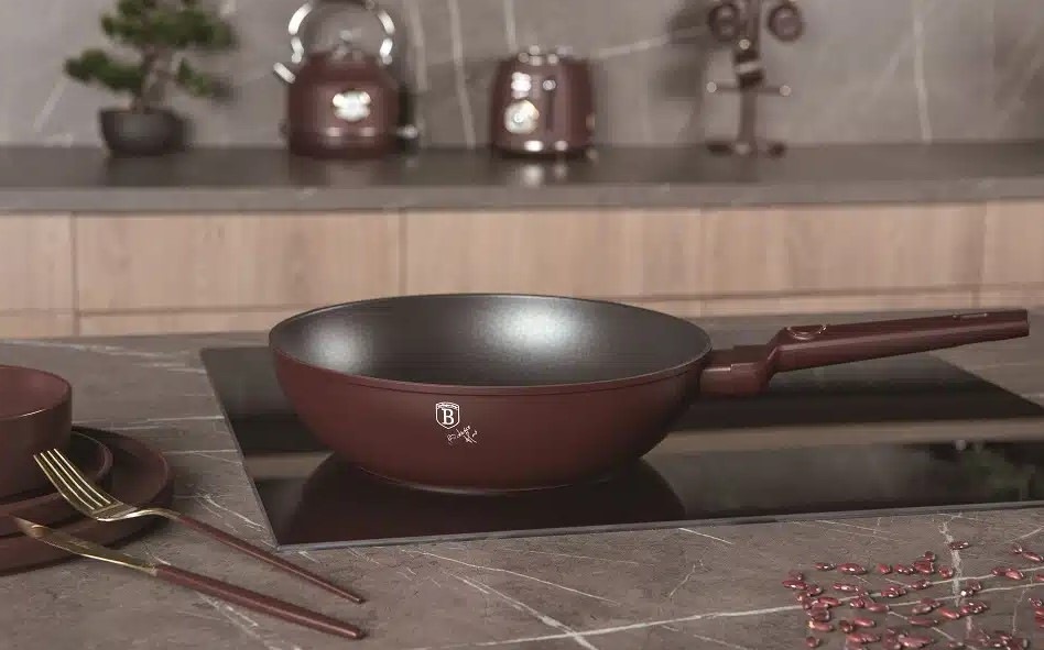 Pánev WOK Berlinger Haus Leonardo Collection BH-8033, 28 cm bordó Pánev WOK Berlinger Haus Leonardo Collection BH-8033 je umístěna na sklokeramické desce v elegantní kuchyni