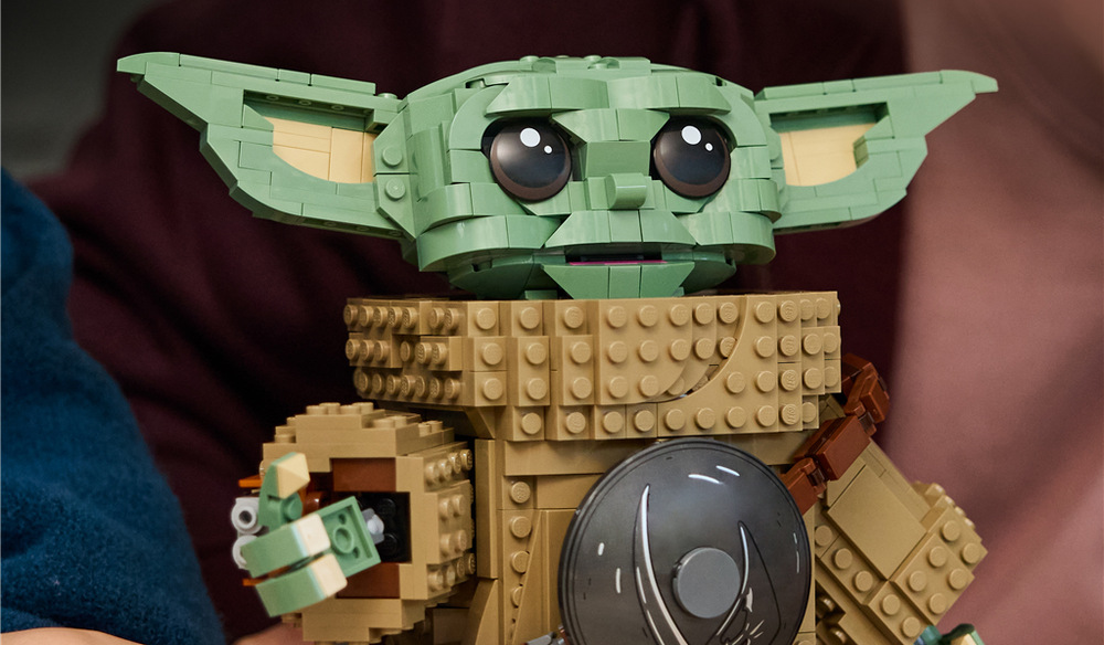 Z 1 200 kostek LEGO postupně sestavíte výrazného Grogua s charakteristickým vzhledem a beskarovým brněním.
