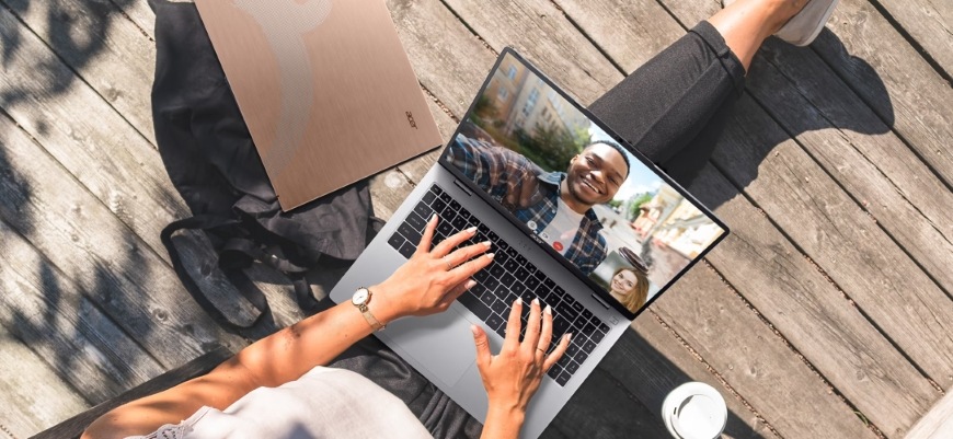 Žena sedící v parku vede videohovor na notebooku Acer Aspire Lite 15 s webkamerou