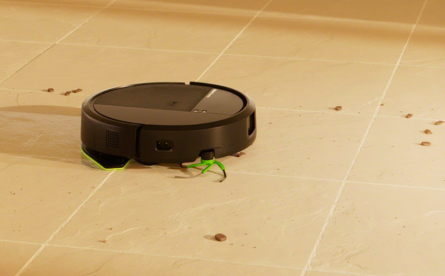 iRobot Roomba 115 Combo vysává drobky a současně vytírá dlaždicovou podlahu