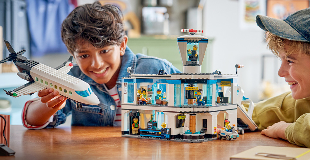 Stavebnice LEGO® City 60502 Letiště s letadlem Vyzkoušejte skener zavazadel, detektor kovů, odletovou tabuli i letištní tahač jako na skutečném letišti.