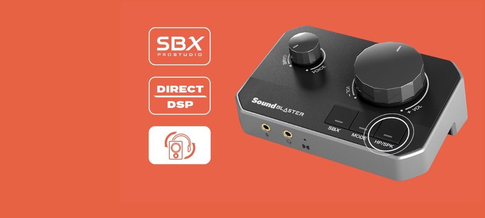 Záběr na převodník Sound Blaster G8 na oranžovém pozadí se zdůrazněnými funkcemi SBX, Direct DSP a rychlým přepínáním zvukových zdrojů.