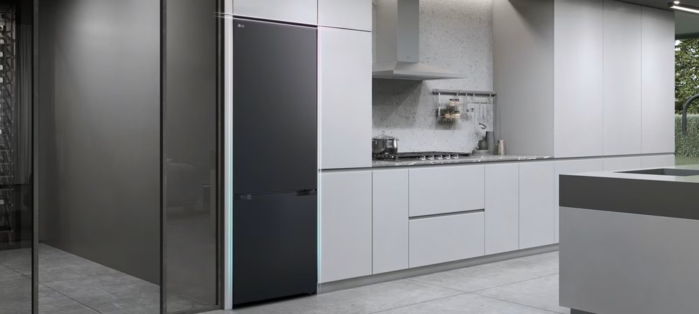 Fit&Max design umožňuje vestavbu chladničky téměř bez mezery u stěny a plné otevření dveří i v omezeném prostoru.
