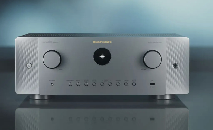 Čelní pohled na stříbrno-zlatý AV receiver Marantz Cinema 60 DAB S2 s kruhovým displejem