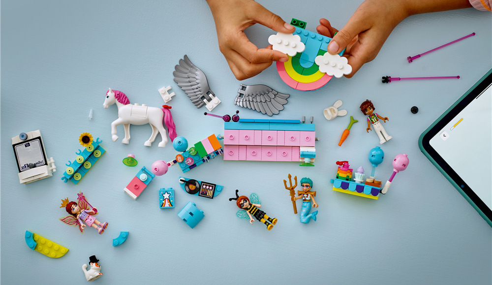 Z 261 kostek LEGO vznikne model o rozměrech přes 8 × 25 × 5 cm, který mohou děti od 6 let sestavit s pomocí aplikace LEGO Builder a kombinovat s dalšími modely LEGO Friends. 