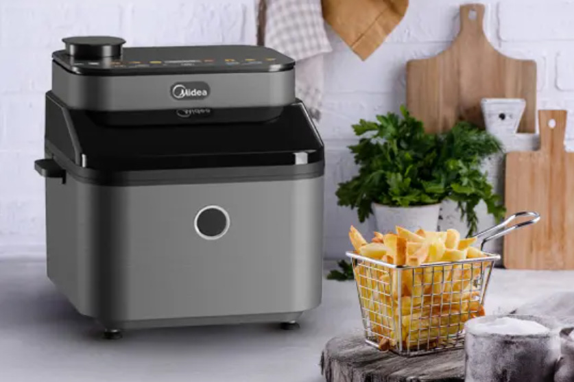 Fritéza horkovzdušná Midea CY75C2 v kuchyni s připravenými hranolkami