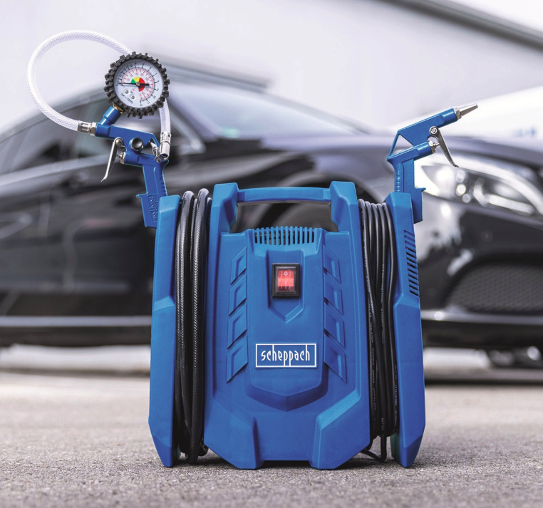 Kompresor Scheppach Air Force 7 připravený k huštění pneumatik automobilu před garáží