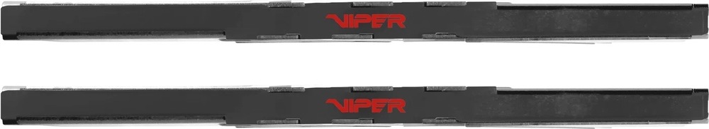 Na obrázku jsou dva paměťové moduly Patriot Viper Venom zobrazené z boku. Moduly mají černý chladič s decentním červeným logem Viper uprostřed. Na rozdíl od RGB varianty zde není vidět barevné podsvícení, provedení působí střídměji a jednodušeji. Snímek zdůrazňuje nízký profil modulů a jejich černý herní design.