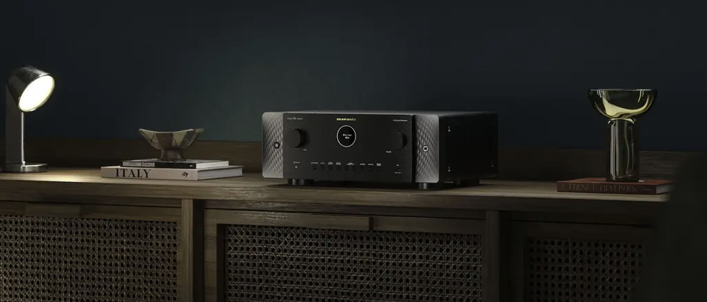 AV receiver Marantz Cinema 60 DAB S2 umístěný na skříňce v interiéru